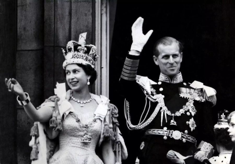 Queen Elizabeth II. und Prinz Philip winken nach der Krönung vom Balkon des Buckingham-Palastes.