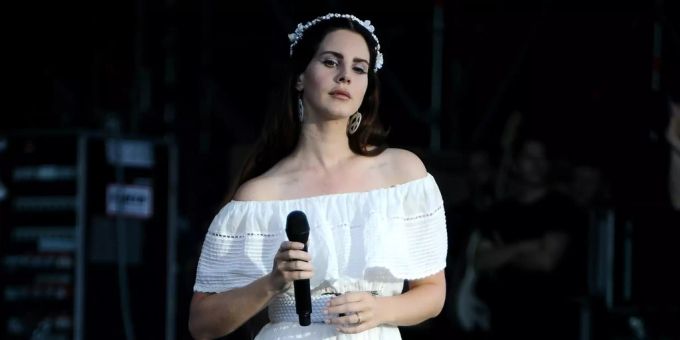 Lana Del Rey überrascht mit einem veränderten Look. Lana Del Rey