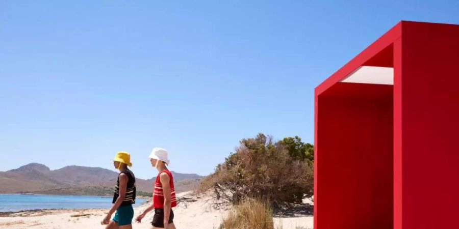 Models präsentieren im Rahmen der Mailänder Modewoche "short short" in einer Kreation von Prada der Kollektion Frühjahr/Sommer 2022 am Strand. Foto: Fashionpps/ZUMA Wire/dpa