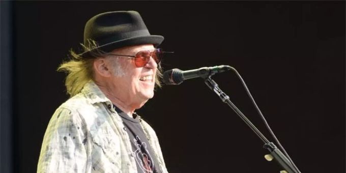 Vor seinem Kamin - Neil Young kündigt Livestream-Konzerte an