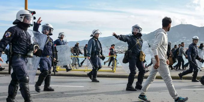 Griechische Polizisten vertreiben Migranten nach kleineren Zusammenstössen im Hafen von Mytilene. Die griechische Polizei hat Hunderte Migranten aus dem Hafen von Mytilini verdrängt. Migranten