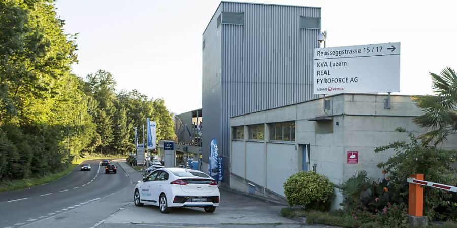 Markierungen der Spurensicherung der Polizei am Tatort vor der Kehrichtverbrennungsanlage Ibach bei Luzern. (Archivbild)