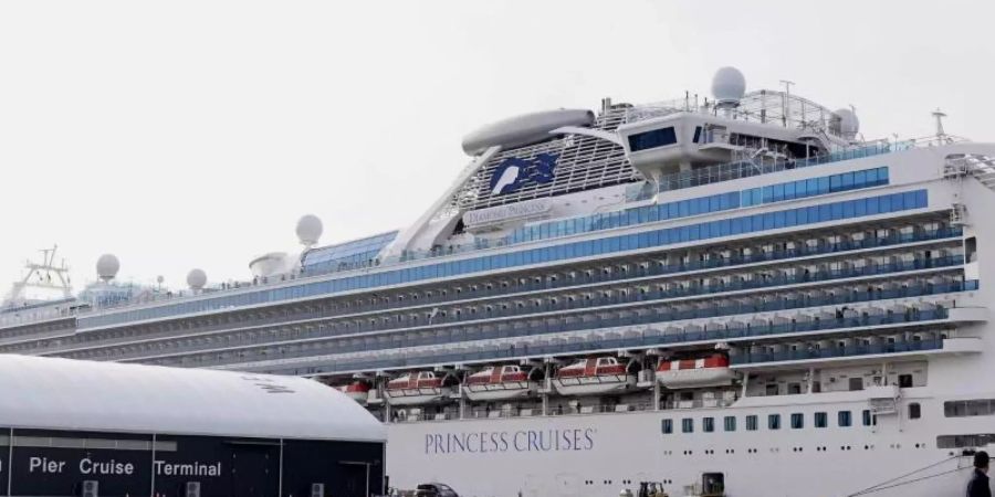 Auf der im Hafen des japanischen Yokohama in Quarantäne liegenden «Diamond Princess» gibt es 200 Coronavirus-Fälle. Foto: ---/kyodo/dpa