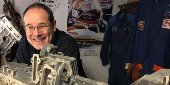Bruno Flückiger hinter einem Sauber-Motorblock in seinem Privatmuseum. Bruno Flückiger Muri-Gümligen