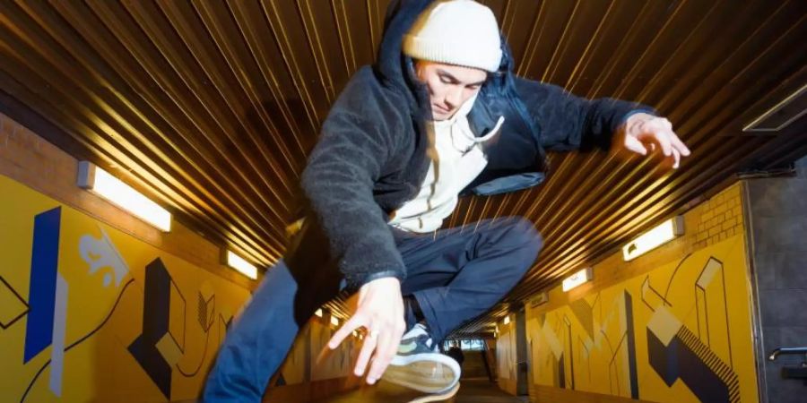 Skater Denny Pham postet auf Instagram täglich eine Story - und etwa zweimal die Woche einen Beitrag. Foto: Gregor Fischer/dpa
