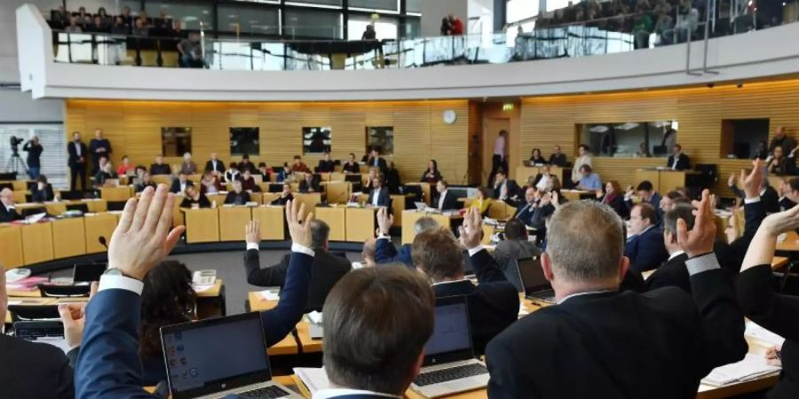 Thüringer Landtag: Streit über die Auslegung der Verfassung gibt es wegen des dritten Wahlgangs. Im Kern geht es darum, ob ein einzelner Kandidat auch mit mehr Nein- als Ja-Stimmen gewählt wäre. Foto: Martin Schutt/dpa-Zentralbild/dpa