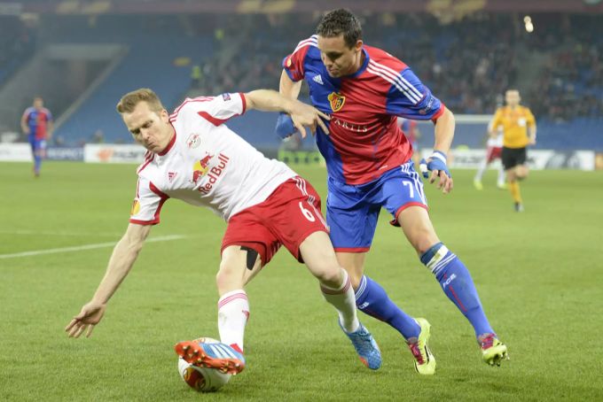 David Degen (rechts, FC Basel) im Duell mit Salzburgs Christian Schwegler im Jahr 2014. David Degen FCB