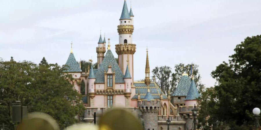 Der beliebte Freizeitpark Disneyland in Kalifornien bleibt wegen der Coronavirus-Pandemie ab Samstag bis Ende März geschlossen.