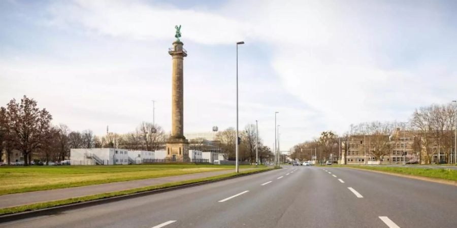 Von morgendlichem Berufsverkehr ist in der Lavesallee an der Waterloosäule in Hannover nichts mehr zu spüren. Foto: Moritz Frankenberg/dpa