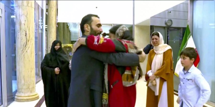 Rohollahnedschad wird von seiner Familie empfangen