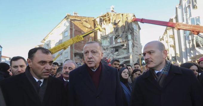 Recep Tayyip Erdogan (M) bei seinem Besuch in Elazig. Türkei Erdbeben Erdogan