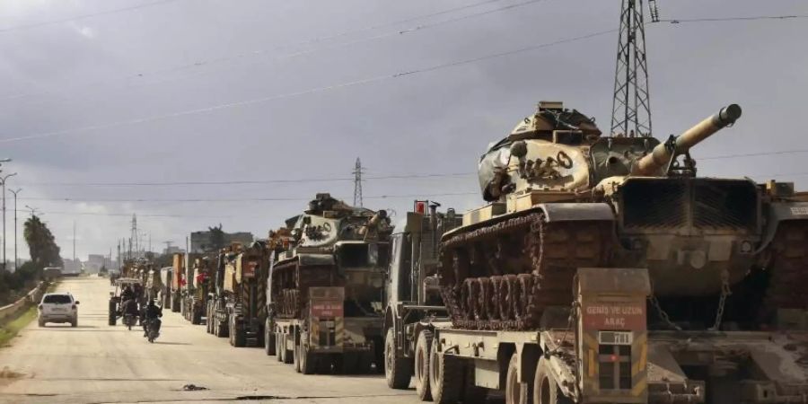 Ein türkischer Militärkonvoi fährt über eine Strasse im syrischen Binnish. Foto: Ghaith Alsayed/AP/dpa