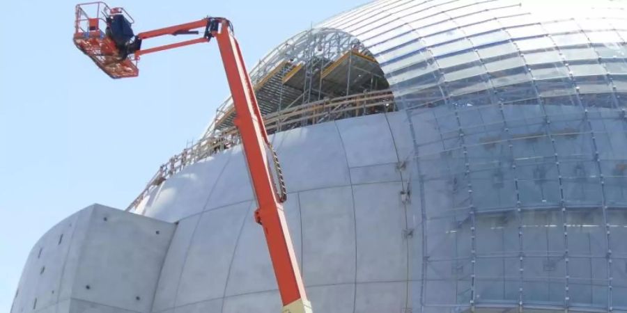 Eine kolossale, futuristische Kugel aus Glas, Stahl und Beton: Hier zieht das Academy Museum ein - und das noch in diesem Jahr. Foto: Barbara Munker/dpa