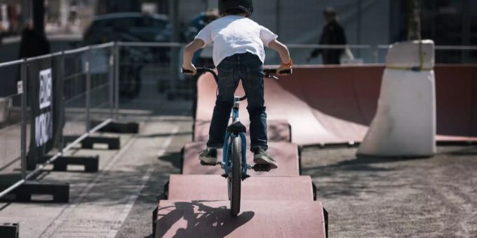 Ein Junge fährt auf einem Pumptrack während des Urban Bike Festivals in Zürich. (Symbolbild) AEK Pumptrack Thunersee