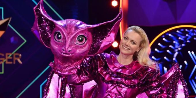 Franziska Knuppe steht als enttarnte Figur «Die Fledermaus» auf der Bühne. Foto: Willi Weber/ProSieben/dpa Franziska Knuppe steht als enttarnte Figur «Die Fledermaus» auf der Bühne. Foto: Willi Weber/ProSieben/dpa