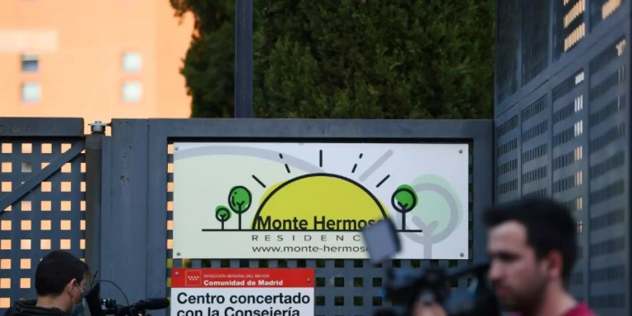 Reporter vor dem Altenheim Monte Hermoso