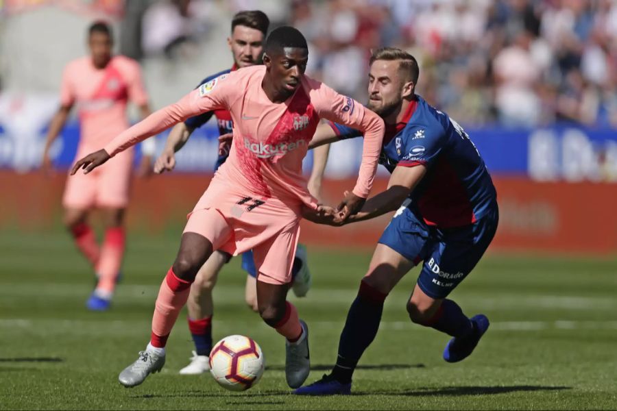 Ousmane Dembélé (l.) vom FC Barcelona im Duell mit Huescas Jorge Pulido (r.).