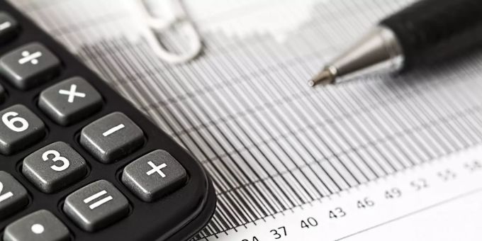 Banken wollen sicherstellen, dass die Kreditnehmerin und der Kreditnehmer die Verpflichtung zurückzahlen können. Darum prüfen Banken vor der Vergabe eines Kredits die sogenannte Bonität. Vor dem Kredit braucht es eine Überprüfung