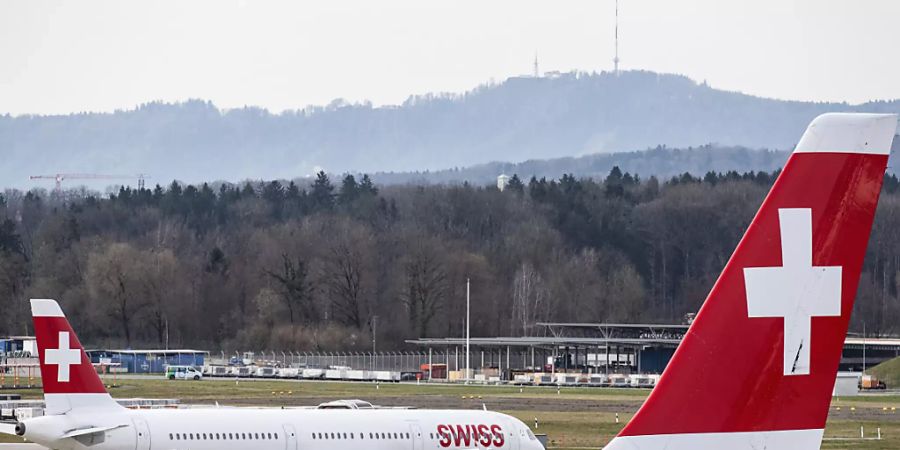 Die Fluggesellschaft Swiss belässt die meisten ihrer Flieger am Boden. (Archivbild)