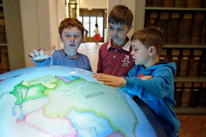 Die Vernetzung der Strohindustrie: Der digitale Globus zum Anfassen. Strohmuseum im Park