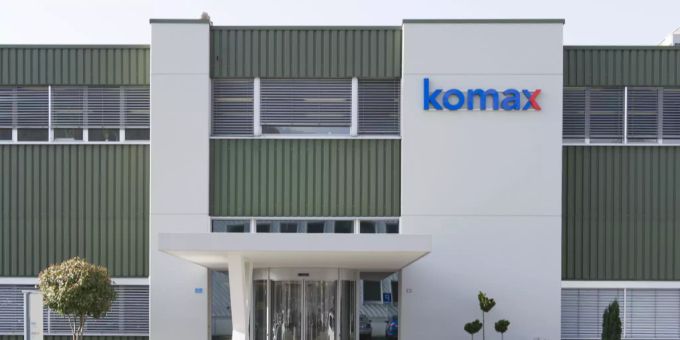 Das Logo von Komax. Komax