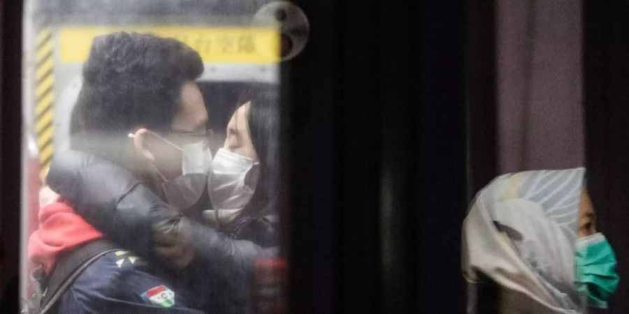 Alltag mit Atemmasken in der U-Bahn von Hongkong