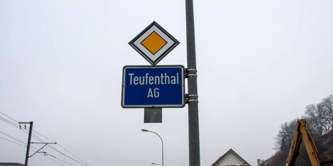 Ortsschild in Teufenthal. Ortsschild in Teufenthal.
