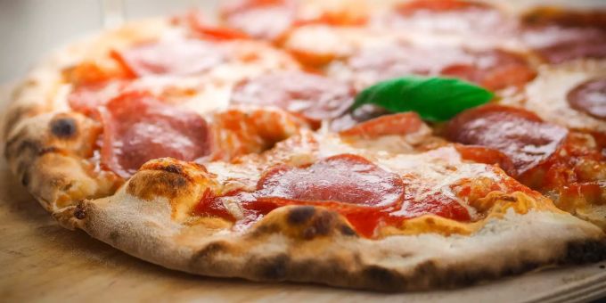 Neue Lern-Methode - Roboter rollt Pizzateig allein aus