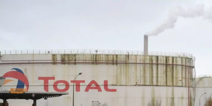 Paris - Klima-Klage gegen Ölkonzern Total