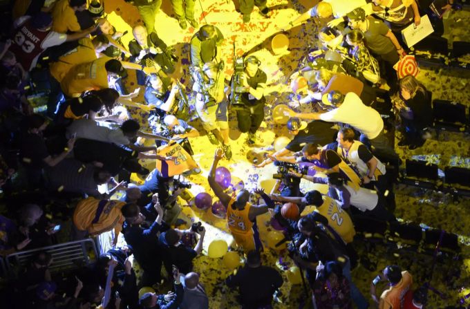 Kobe Bryant (M., 24) verabschiedet sich nach seinem letzten Spiel von den Fans. Kobe