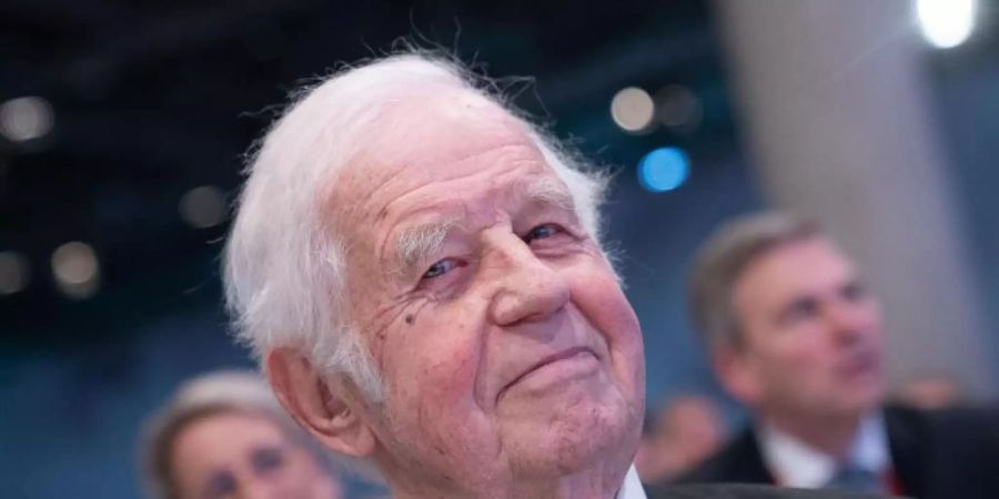 Kurt Biedenkopf: «Man wird alt, wenn man nicht mehr neugierig ist.». Foto: Michael Kappeler/dpa