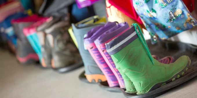 Gummistiefel für Kinder stehen in der Garderobe der Kindertagesstätte «Spatzenhaus». (Symbolbild) Kindertagesstätte