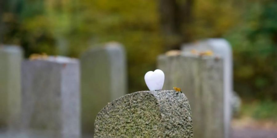 Grabsteine auf einem Friedhof