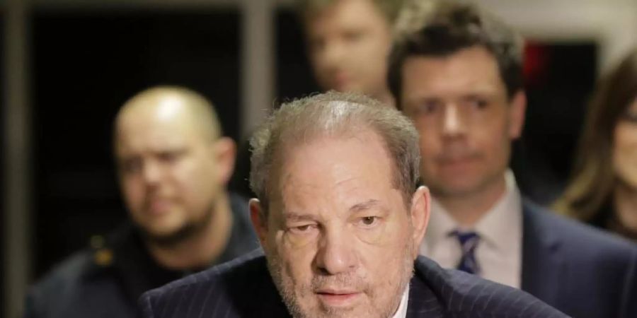 Harvey Weinstein verlässt das Gericht. Im Falle einer Verurteilung droht ihm lebenslange Haft. Foto: Seth Wenig/AP/dpa