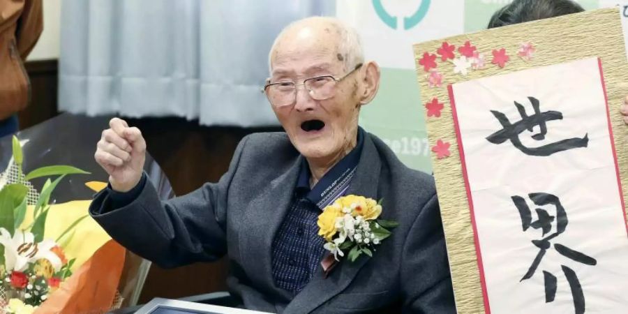 Chitetsu Watanabe wurde im Jahr 1907 geboren und ist damit offiziell der älteste Mann der Welt. Foto: Uncredited/Kyodo News/AP/dpa