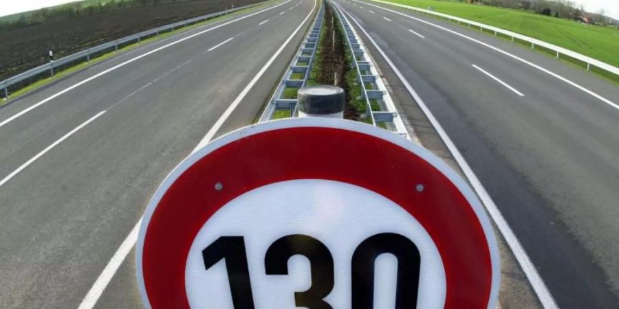 Ein Verkehrsschild weist auf die Höchstgeschwindigkeit von 130 Kilometern pro Stunde auf einem Autobahnteilstück hin. Foto: Martin Schutt/dpa-Zentralbild/dpa
