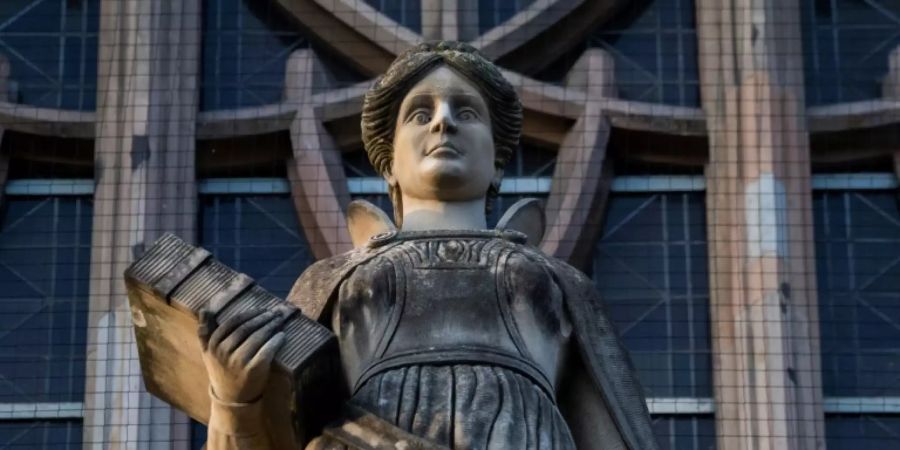 Statue an einem Gerichtsgebäude