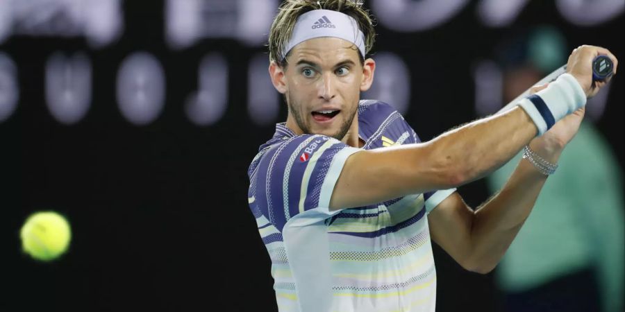 Dominic Thiem schlägt eine Rückhand an den Australian Open 2020.