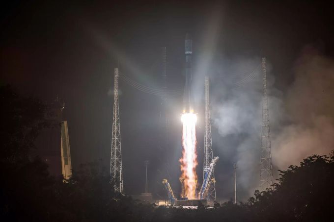Eine russische Sojus-Rakete startet zur Erkundung von Exoplaneten ins All am Weltraumbahnhof Kourou in Französisch-Guyana. Mit einem Tag Verspätung ist die «Cheops»-Mission zur Erkundung von Exoplaneten ins All gestartet. Start der «Cheops»-Mission