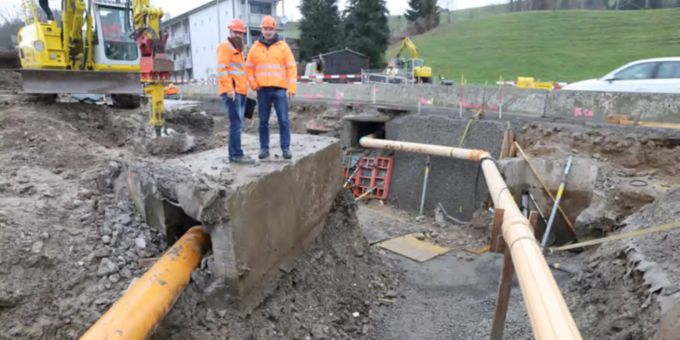 Ersatz und Vergrösserung Durchlass Giessenbach: Bezirksrat René Hunziker (rechts) mit Bauführer Andreas Schuler von der Bauunternehmung C. Vanoli AG, Immensee auf der Baustelle. Durchlass Giessenbach