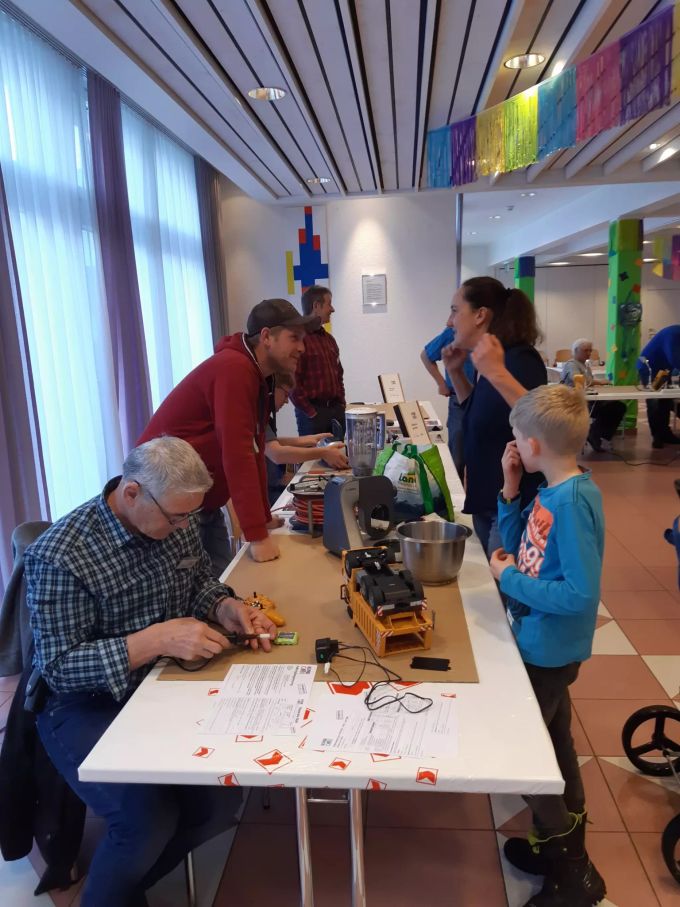 Die Besucherinnen und Besucher brachten allerlei Dinge mit zur Stiftung BSZ. Repair Café 2