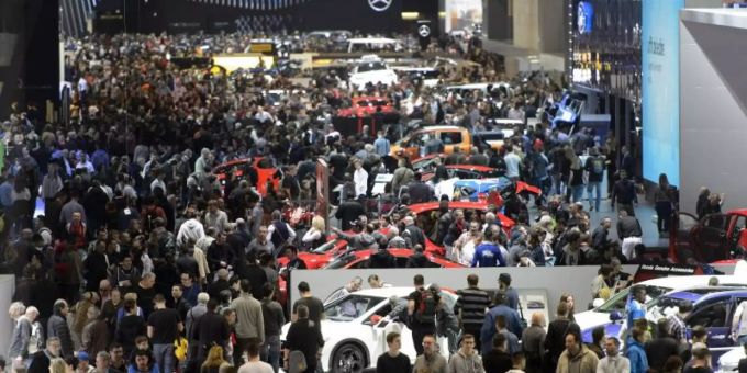 Volles Haus beim Genfer Autosalon im Jahr 2015. Die Schweiz untersagt alle Grossveranstaltungen mit mehr als 1000 Menschen. Foto: Martial Trezzini/KEYSTONE/dpa Volles Haus beim Genfer Autosalon im Jahr 2015. Die Schweiz untersagt alle Grossveranstaltungen mit mehr als 1000 Menschen. Foto: Martial Trezzini/KEYSTONE/dpa