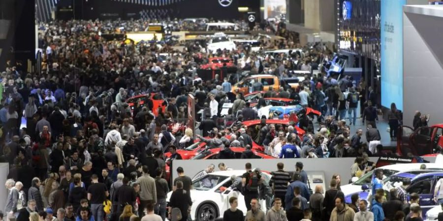 Volles Haus beim Genfer Autosalon im Jahr 2015. Die Schweiz untersagt alle Grossveranstaltungen mit mehr als 1000 Menschen. Foto: Martial Trezzini/KEYSTONE/dpa