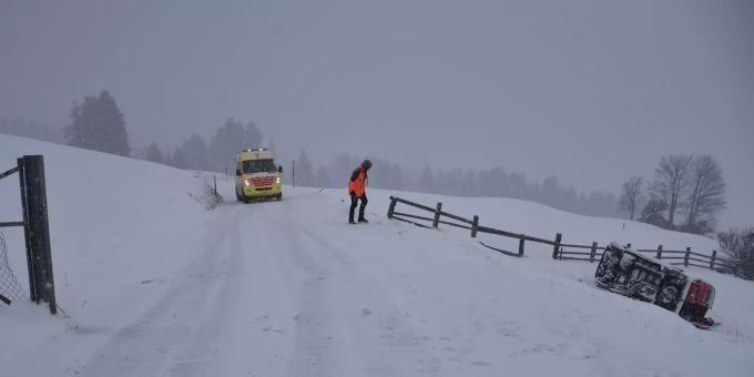 Der Van überschlug sich rund zwanzig Meter einen Abhang hinunter. Selbstunfall
