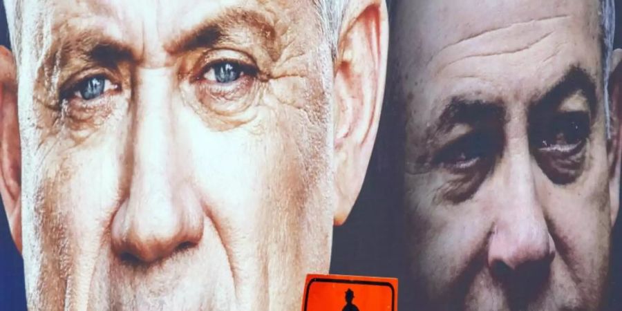 Wahlkampf in Israel: Ein Wahlplakat des Mitte-Bündnisses Blau-Weiss zeigt dessen Kandidaten Benny Gantz (l.), daneben ist Ministerpräsident Benjamin Netanjahu zu sehen. Foto: Oded Balilty/AP/dpa