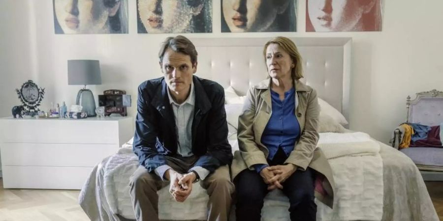 Die Kriminalhauptkommissare Felix Voss (Fabian Hinrichs) und Paula Ringelhahn (Dagmar Manzel) ermitteln in einem Mordfall. Foto: Hendrik Heiden/Hager Moss Film/BR/ARD/dpa