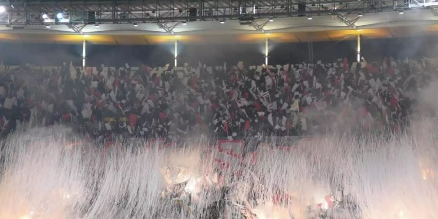 Frankfurts Ultras präsentieren vor einem Spiel ihre Choreographie. Foto: Arne Dedert/dpa