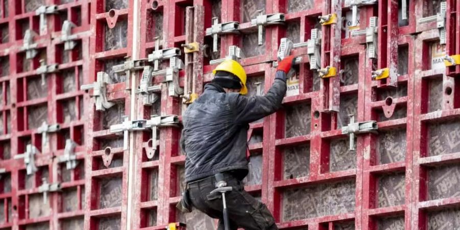Bauarbeiter in Berlin: Die IG Bau verlangt eine «faire Beteiligung» am anhaltenden Boom der Branche. Foto: Christoph Soeder/dpa