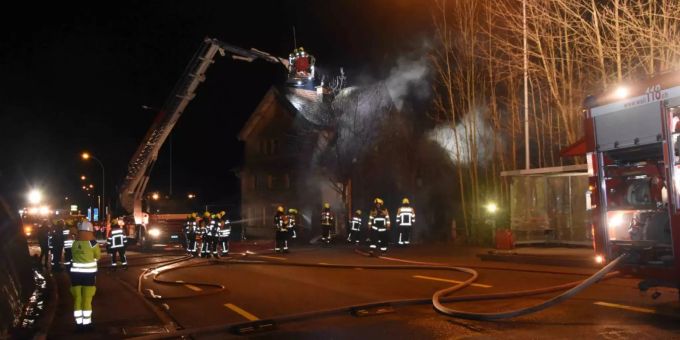 Am Donnerstag gerät in Lichtensteig SG ein Haus in Brand. brand