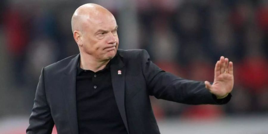 Düsseldorfs Trainer Uwe Rösler will mit seinem Team gegen die Hertha punkten. Foto: Roland Weihrauch/dpa